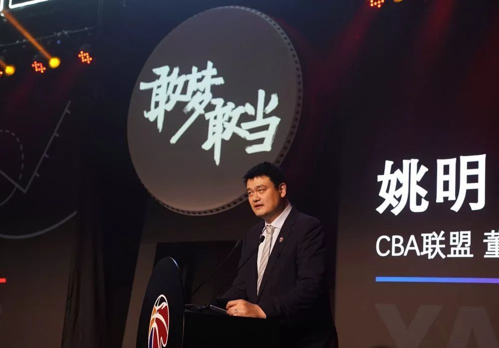 三人在车前留影，一个严肃深沉、一个生无可恋、一个愁容满面，生动的小表情，十分好笑
